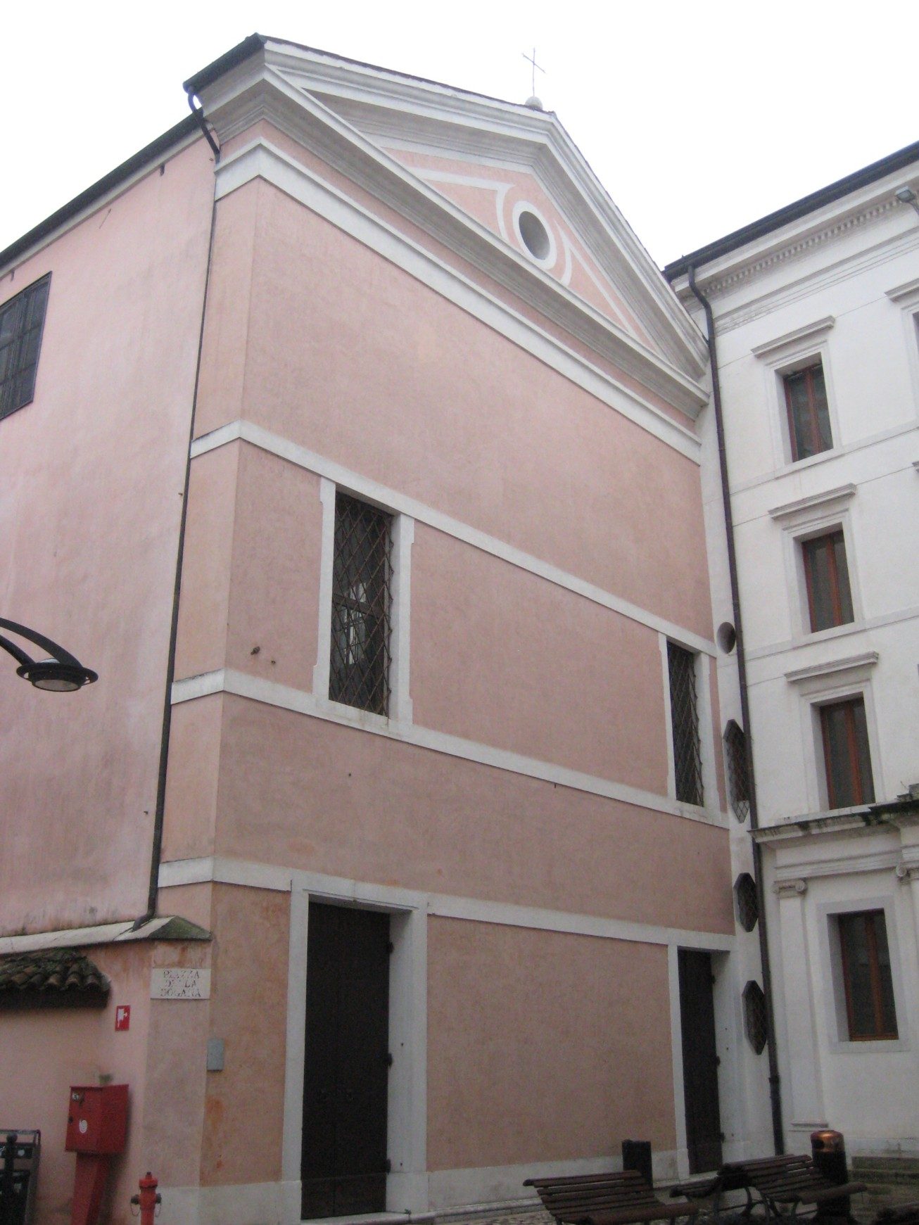06chiesa Santa Croce Piazza dogana1.jpg